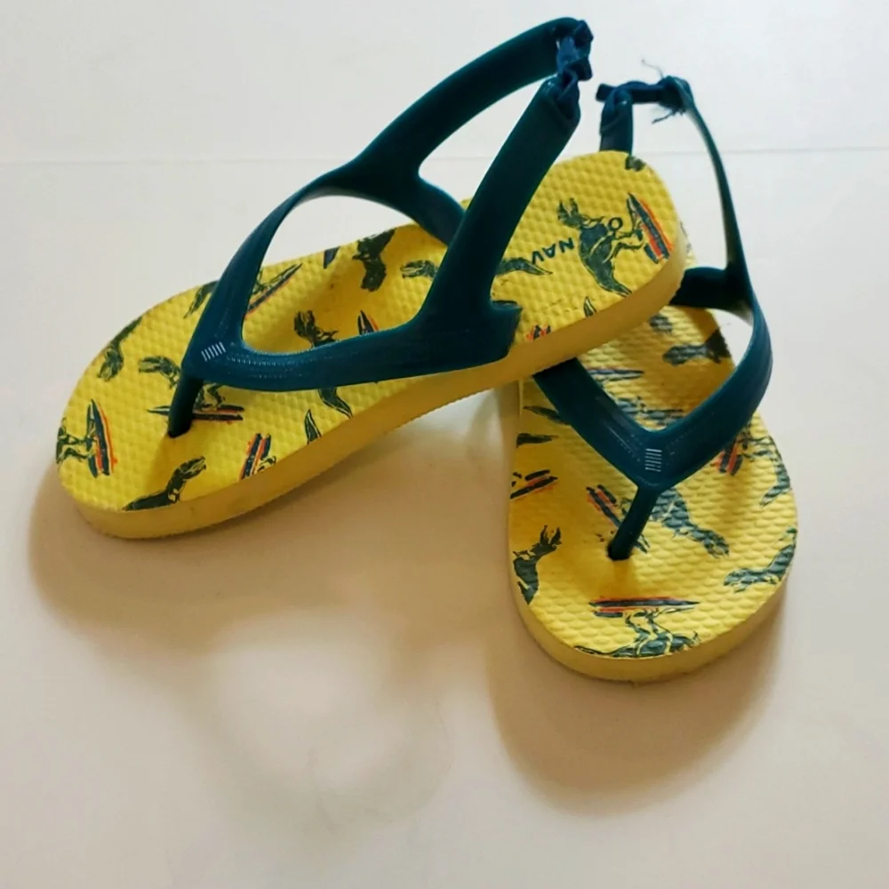 Old Navy kids thong flip flops